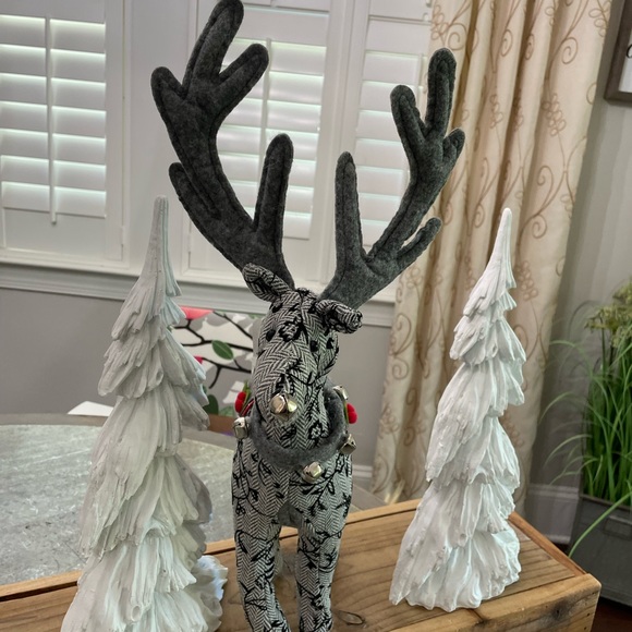 SLEIGH HILL 2022 CHRISTMAS/ HOLIDAY REINDEER - Picture 2 of 8